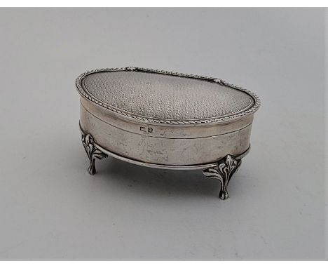 A silver trinket box, by Synyer &amp; Beddoes, Birmingham 1914, having engine turned hinged lid, olive green felt lined inter