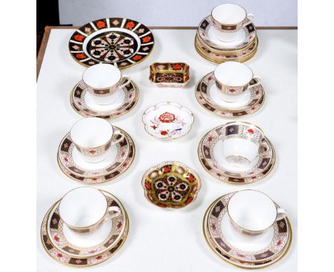 A Royal Crown Derby Derby Border pattern tea service, a pair of Imari pattern plates and three pin trays, late 20th c, plates