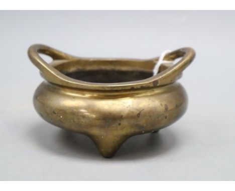 A Chinese heavy bronze censer, Xuande mark, height 7cm