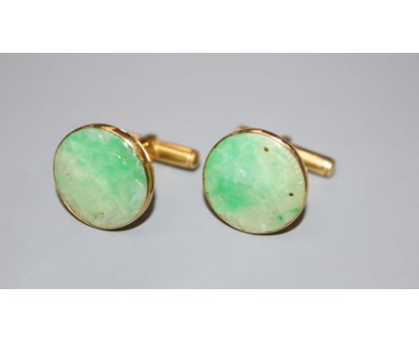 A pair of 14k yellow metal and carved jadeite circular cufflinks, gross 8.5 grams, panel 18mm.CONDITION: Some minor scratches