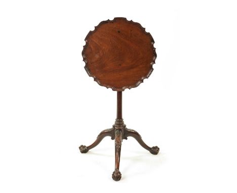 A MID 18TH CENTURY MAHOGANY TILT-TOP TRIPOD TABLE IN THE MANNER OF THOMAS CHIPPENDALE with pie crust moulded edge tilt top ab