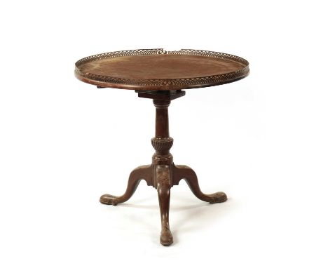 AN UNUSAL GEORGE III TILT TOP MAHOGANY CHIPPENDALE STYLE TILT-TOP TRIPOD TABLE with fretted gallery edge having silhouette bi