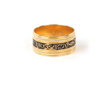 A GEORGE III 18CT YELLOW GOLD MOURNING RING INSCRIBED AND DATED 1803 the broad ribbed shank with central black enamel band in