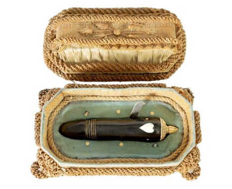 A 19TH CENTURY FRENCH PRISONERS OF WAR STRAW WORK BOX CONTAINING A CARVED HORN AND BONE SNUFF BOTTLE with screwed top and mod