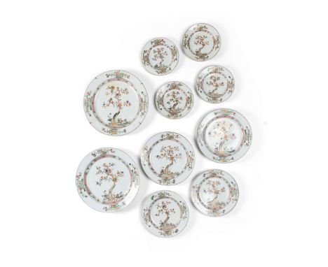  SET OF TEN FAMILLE VERTE GRADUATED DISHES QING DYNASTY, KANGXI PERIOD 清康熙 五彩玉蘭花樹紋盤（一組十件）each centre boldly painted with a la