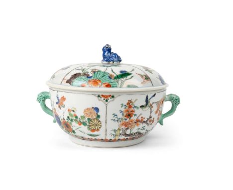 (From Penicuik House, Midlothian, Scotland, lots 252-262) FAMILLE VERTE HANDLED BOWL WITH COVER QING DYNASTY, KANGXI PERIOD 清