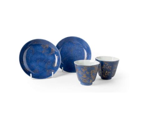  PAIR OF POWDER-BLUE-GLAZED GILT-DECORATED SAUCERS AND CUPS QING DYNASTY, KANGXI PERIOD 清康熙 花押款 灑藍地描金博古及花卉圖杯碟 （兩組四件）two sauce