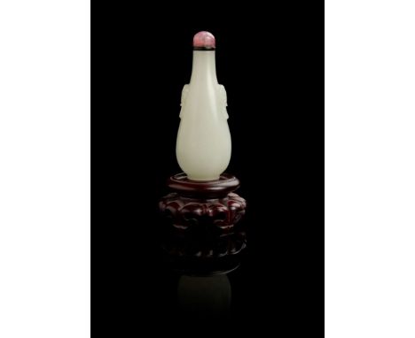  WHITE JADE SNUFF BOTTLE QING DYNASTY, 18TH-19TH CENTURY 清 白玉舖首鼻烟壺 帶木座of elongated pear form, plain overall except for a pair