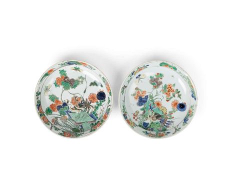  NEAR PAIR OF FAMILLE VERTE 'PEACOCK' DISHES QING DYNASTY, KANGXI PERIOD 清康熙 花押款 綠彩花鳥紋盤（共兩件)each painted in the central medal