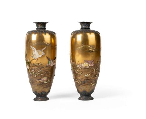  FINE PAIR OF SILVER-MOUNTED, GOLD-LACQUER, AND SHIBAYAMA-INLAID VASES MEIJI PERIOD 明治 芝山嵌金地花鳥圖對瓶each gold-lacquered body ins