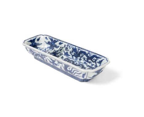  BLUE AND WHITE 'DRAGON' BRUSH TRAY 19TH-20TH CENTURY 十九至二十世紀 青花遊龍戲珠紋筆船potted with low sides flaring from the thick rectangul