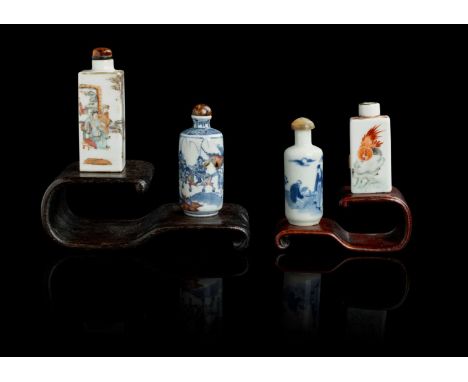  GROUP OF FOUR PORCELAIN SNUFF BOTTLES QING DYNASTY, 19TH CENTURY AND LATER 清及更晚 康熙款 青花釉裏紅空城計圖、青花人物紋、同治款 粉彩四方人物圖 及 叔瀾藏款 粉彩雄鷄紋