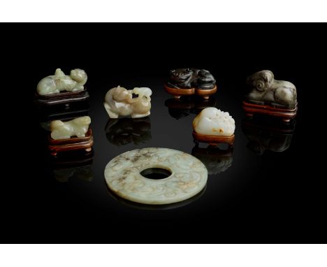  GROUP OF SEVEN JADE 'ANIMALS' CARVINGS  各式瑞獸及動物玉雕（共七件）comprising: a celadon jade bi disc, one side carved with two chi drago