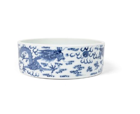  LARGE BLUE AND WHITE 'DRAGON' BRUSH WASHER YONGZHENG MARK, 19TH-20TH CENTURY 十九至二十世紀 雍正款 青花雙龍搶珠大筆洗of cylindrical form, the s