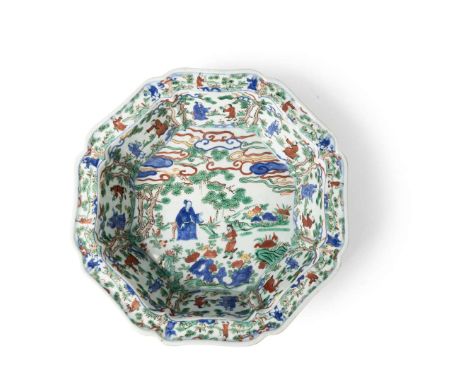  WUCAI LOBED BASIN WANLI MARK BUT LATER 萬曆款但以後 五彩松下高士圖葵花式折沿盆of octagonal form, the interior painted with a seated figure unde