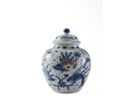 Petite jarre couverte en porcelaine blanche, décoré en bleu cobalt  d’une composition aquatique Animée de poisson, crabes et 