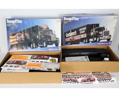 Monogram - 2 x boxed Snaptite truck kits in 1:32 scale, a Kenworth T600A # 1091 and a Peterbilt 359 # 1090. Both kits contain