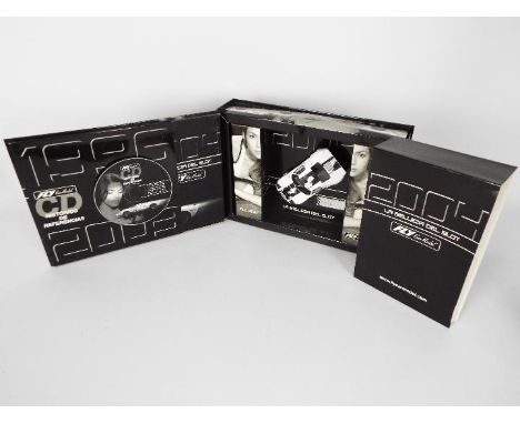 Fly - A boxed Fly #96033 Ford GT40 Special Edition Catalogue 2004 'La Bellaza Del Slot' . The set contains a Ford GT40 with c