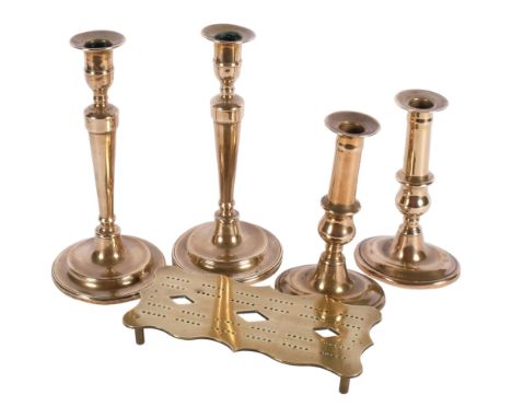 2 pairs of Georgian brass candlesticks, tallest 24cm, and a brass cribbage board 