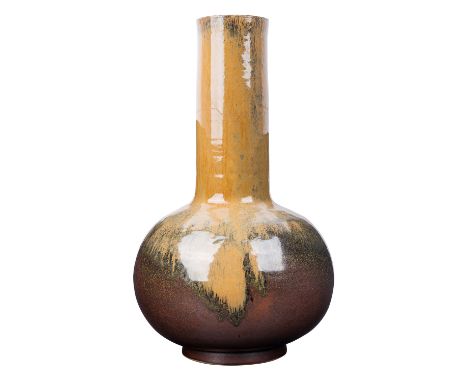 HORST KERSTAN (1941-2005) "Schultervase" 1981 Kolbenförmiger Korpus, abgesetzter Standring und langer Hals, dunkelbraune Glas