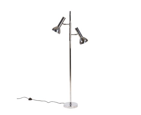 COSACK STEHLAMPE, 60er Jahre, verchromtes Metallgestell auf Gusseisernem Standfuß, über den Druckschalter lassen sie die Lamp