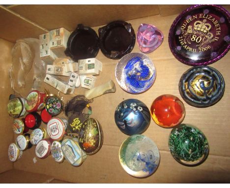 Small quantity of Halcyon Days and other trinket boxes, together with a quantity of modern paperweights, together with a quan