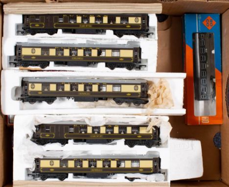 Hornby HO/OO scale. Six Pullman passenger coaches:  brown and cream, together with a small group of other HO/OO scale boxed p