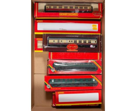 Hornby Railways HO/OO scale A boxed group of  passenger coaches: including four SR green coaches etc. 