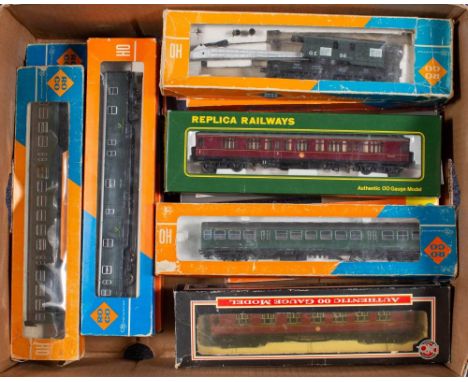 Roco and other HO/OO scale. A boxed group of rolling stock and passenger coaches: including Roco 4316 GE86 crane.