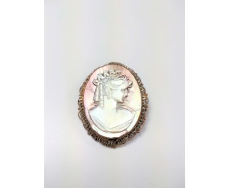 a mother of pearl carved cameo brooch. vintage. 42mm long.