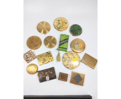 A Quantity of vintage Compacts. (a lot) 