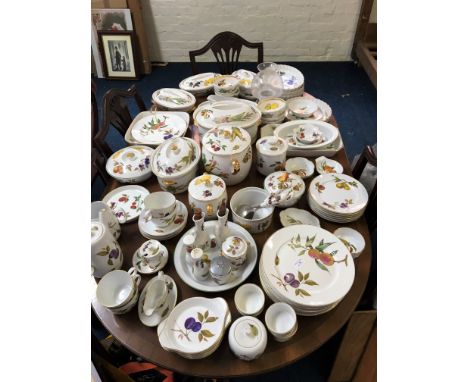 *A large Royal Worcester dinner service with Evesham pattern.