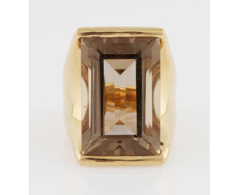 An 18ct yellow gold smoky quartz dress ring, set with a rectangular cut smoky quartz, hallmarked London 2006, ring size O, we