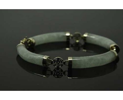A 14ct yellow gold mounted jade bracelet.