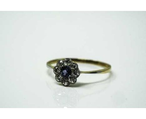 An antique 18ct good diamond and sapphire 'daisy' ring, size R.