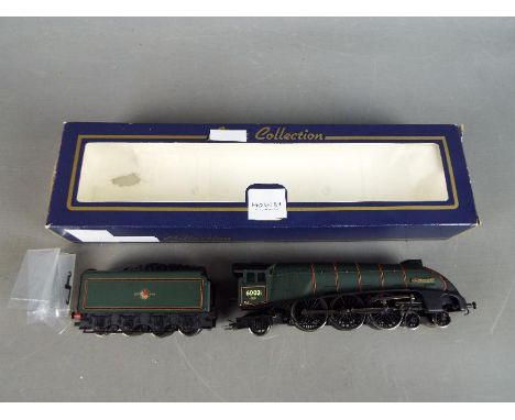 Hornby - A boxed Hornby OO gauge R2266A Class A4 4-6-2 steam locomotive and tender, Op.No.60031 'Golden Plover' in BR green l