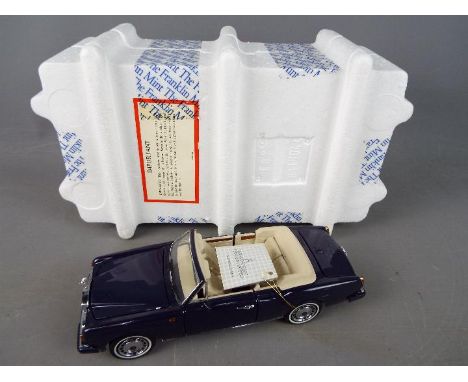 Franklin Mint - A boxed Franklin Mint 1:24 scale Rolls Royce Corniche IV. The model appears to be in Mint condition with tag,