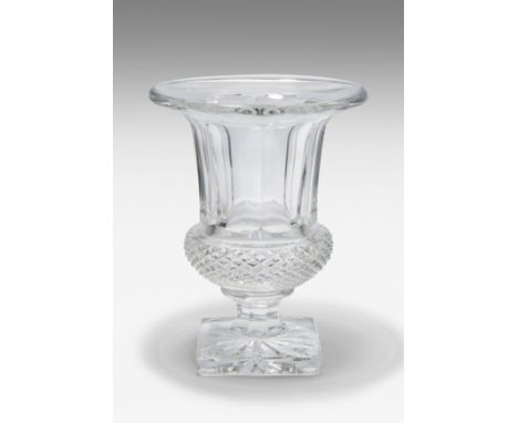 Baccarat, Vase "Médicis"2.Hälfte 20.Jh. Modell um 1909. Farbloses Kristallglas. Diverse Schliffdekore. H 31 cm.- Bestossen.