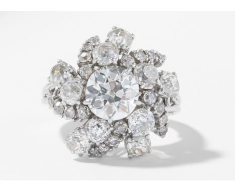 Diamant-RingPlatin. Eleganter Ring mit einem Altschliff-Diamant im Zentrum von ca. 1.30 ct J/K-si2/P1. 30 kleine Altschliff-D