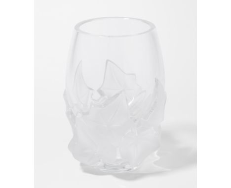 Lalique, Vase "Hedera"Nach 1945. Modell von Marc Lalique, um 1963. Farbloses Glas, tlw. mattiert. Dekor mit Efeublättern im R