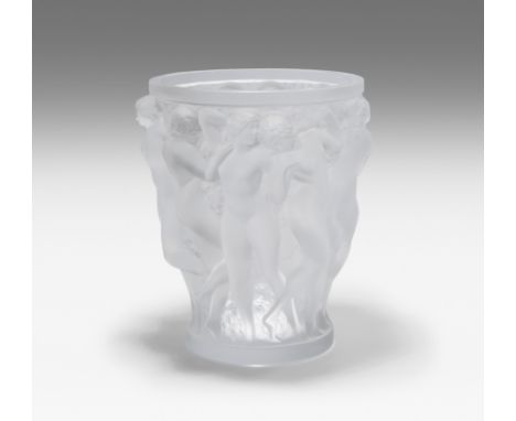 Lalique, Vase "Bacchantes"Nach 1945. Modell von René Lalique, 1927. Farbloses Glas, tlw. mattiert. Dekor mit Frauenakt im Rel