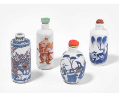 Lot: 4 Snuff BottlesChina, Qing Dynastie. Porzellan. Eine Snuff Bottle mit Darstellung des Dämonenbezwingers Zhong Kui und Fl
