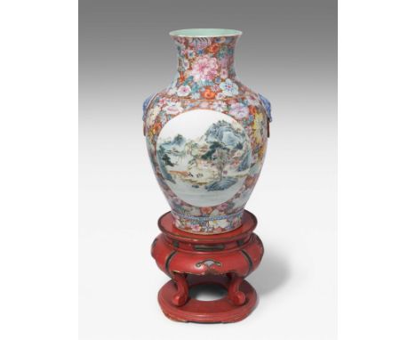 Grosse VaseChina, späte Qing-Dynastie / frühe Republikzeit. Porzellan. Qianlong-Marke. Polychromer Millefioridekor in Famille