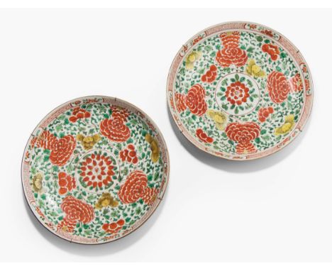 1 Paar PlattenChina, 18.Jh. Porzellan. Famille verte, Kangxi Wucai. Päoniendekor. D 38 cm. - Risse. Reparaturstellen.