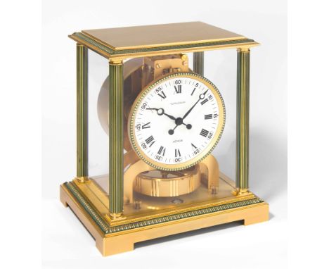 Jaeger-LeCoultre "Atmos Vendôme"Um 1978. Allseitig acrylverglastes Gehäuse aus vergoldetem Metall. In den Ecken Ziersäulen mi