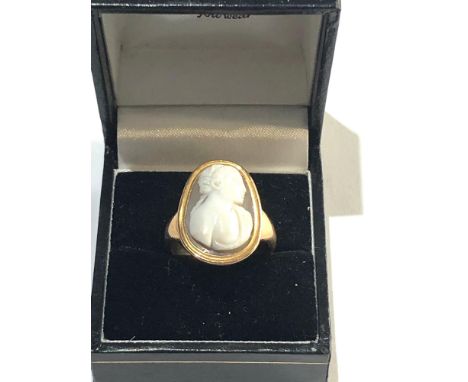 18ct gold hard stone cameo ring, this item is in good overall condition,&nbsp;the cameo measures approximately 2cm