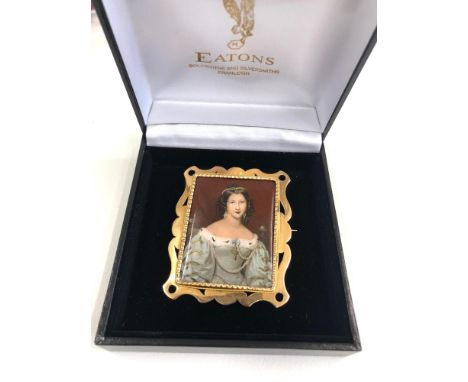 18ct gold ceramic brooch measures approx 55mm by 48mm hallmarked 18ct weight 16.63g 