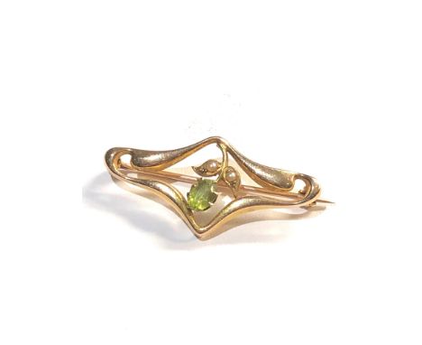 15ct gold Edwardian peridot and seed-pearl brooch measures 36mm by 17mm 