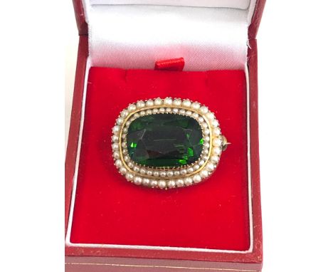 Vinatge 9ct gold seed pearl and green stone brooch measures approx 25mm by 20mm weight 7g 