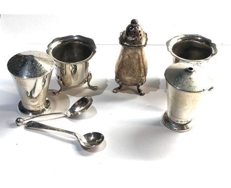 Selection of silver item includes salts peppers etc 120g 